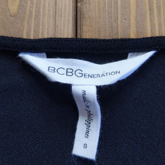 BCBGeneration Black Sleeveless V Neck Romper Shorts - Picture 2 of 12